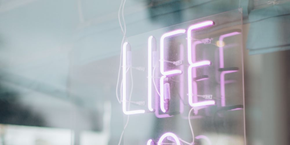 Neonschrift zeigt "LIFE"