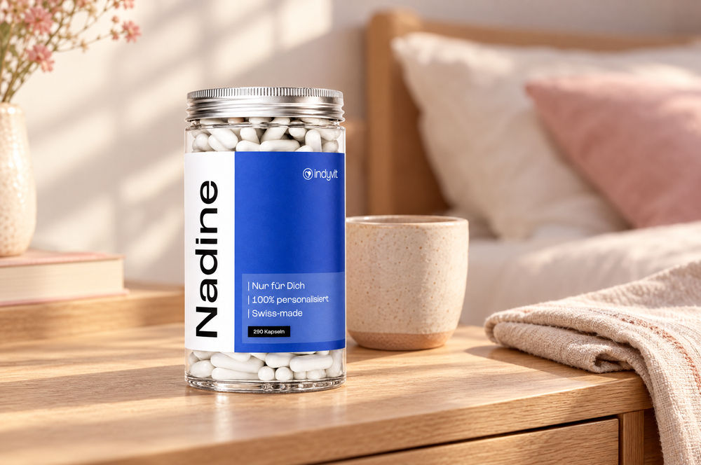 indyvit-Rezeptur-Dose auf dem Nachttisch im Morgenlicht