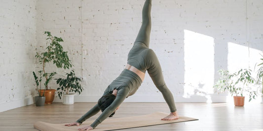 Frau macht Yoga um Stoffwechsel anzukurbeln