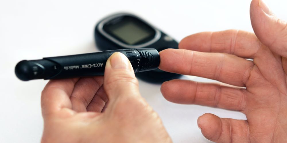 Frau mit Typ-1-Diabetes spritzt sich Insulin mit Pen