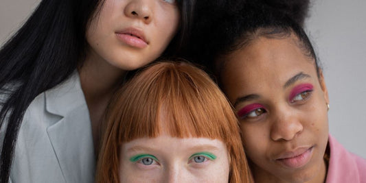 drei unterschiedliche Junge Frauen mit verschiedenen Hautfarben