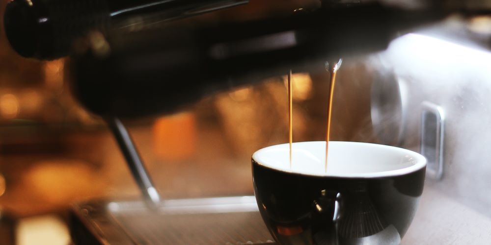 Kaffee läuft aus Siebträger in Kaffeetasse