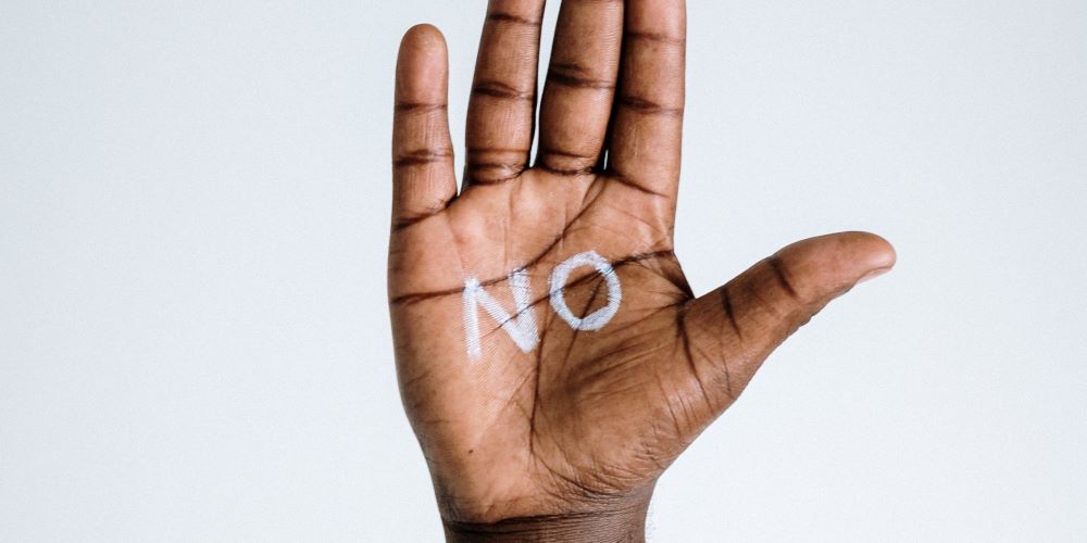 Handinnenfläche mit weissem "NO" Schriftzug
