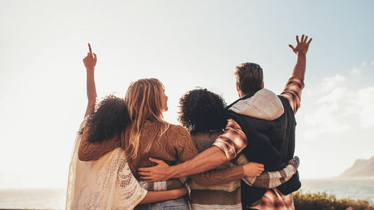 4 Freunde mit guter Stimmung von hinten fotografiert.