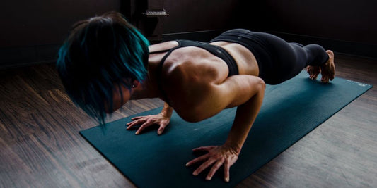 Frau macht Yoga und ist voller Energie