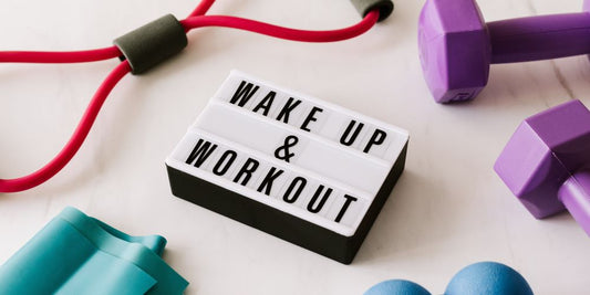 Schriftzug mit "Wake Up & Work Out" umringt von Hanteln
