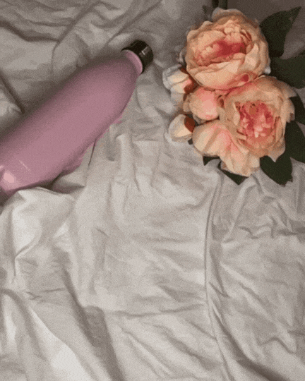 indyvit rollt auf weisses Bettlacken mit Rosen