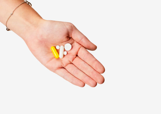 Offene Hand mit vielen verschiedenen Tabletten