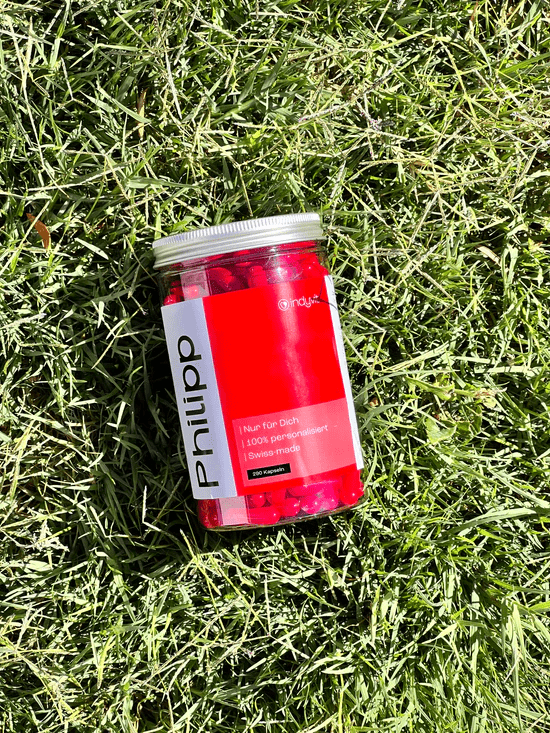 Rotes indyvit liegt auf Rasen