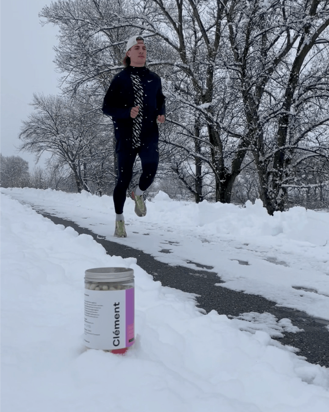 indyvit im Schnee, Läufer im Hintergrund