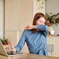 Niessenden Frau mit Heuschnupfen vor Laptop