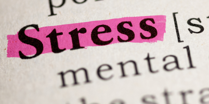 Das Wort "Stress" ist mit Leuchtstift rosa markiert.